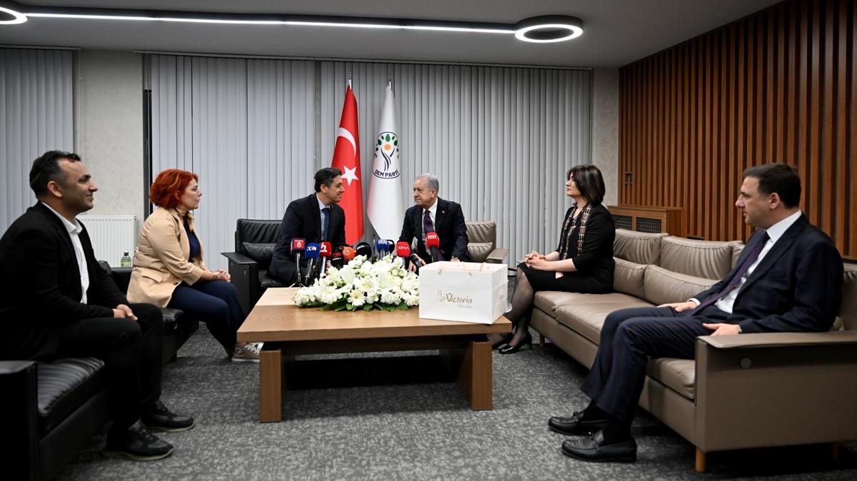 Bayramlama ziyaretinde glmseten anlar... "Demli ay" esprisi damga vurdu