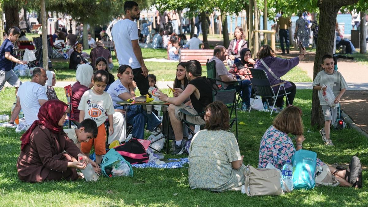 Vatandalar parklara akn etti: stanbul'da bayram younluu