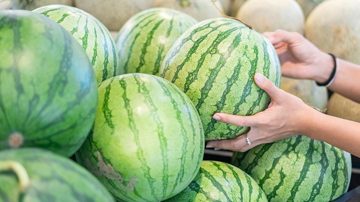 Yllarca hata yapmz: Karpuz alrken mutlaka bu iarete bakn! ekerpare gibi karpuzun pf noktas