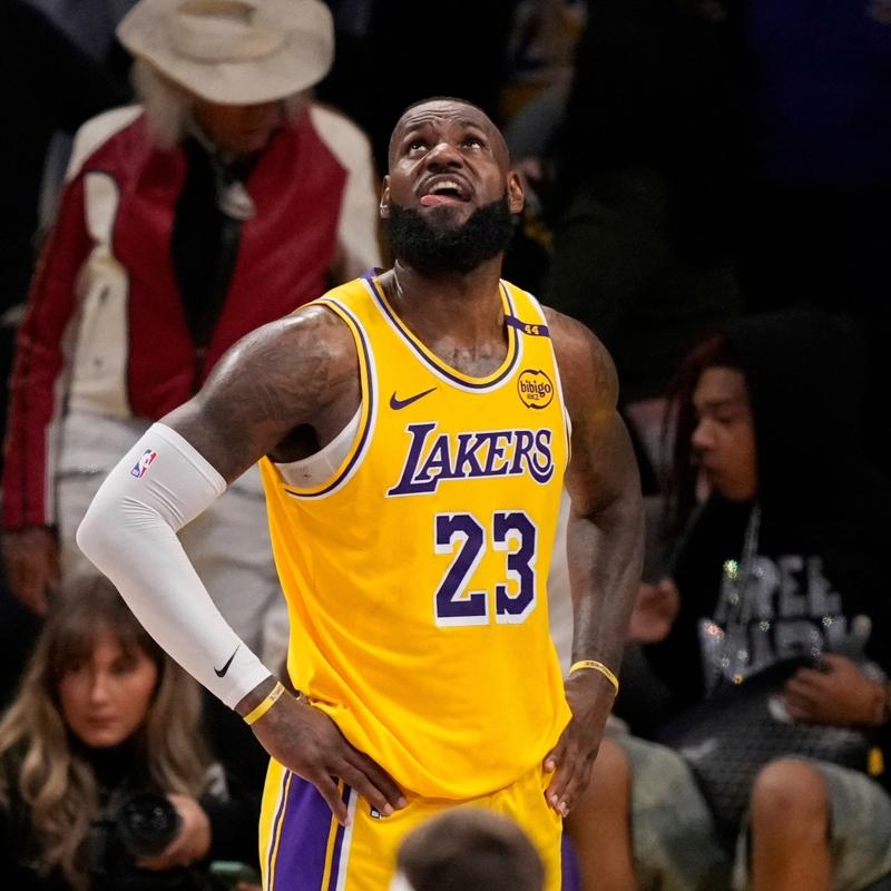 LeBron James eletirilere cevap verdi