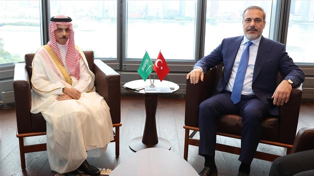 Bakan Fidan, Suudi mevkida Bin Ferhan ile grt