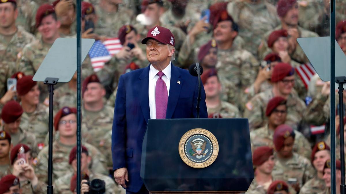 "Orduyu" arkasna ald... Trump'tan gvde gsterisi