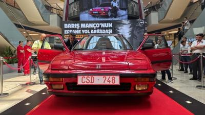 Bar Mano'nun yol arkada sevenleriyle buluuyor