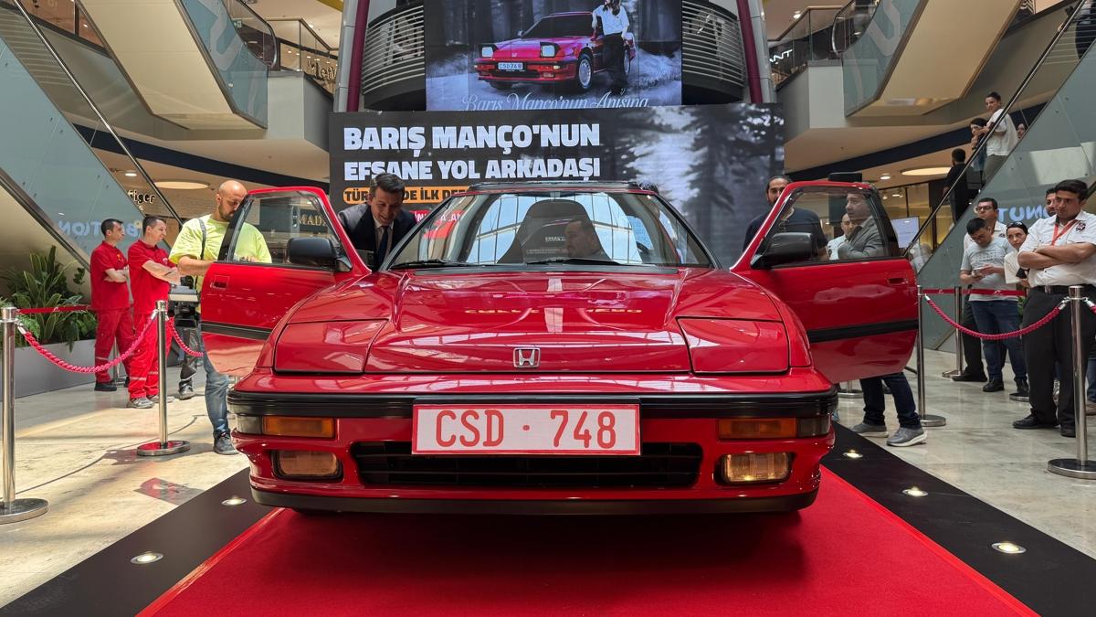 Bar Mano'nun yol arkada sevenleriyle buluuyor