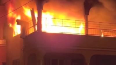 Apartman dairesi alevlere teslim oldu! Korku dolu anlar