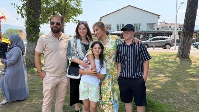 Demet Akaln sahneye almad minik hayranyla bulutu: Gzel gnl almay bilirim