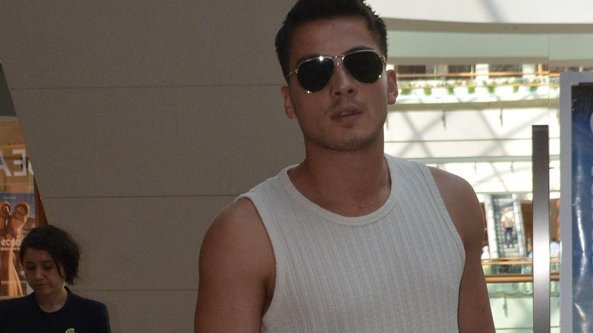 Uzak ehir'in Kaya's Atakan zkaya'ya youn ilgi! 'Sokakta da ekrandaki gibi'