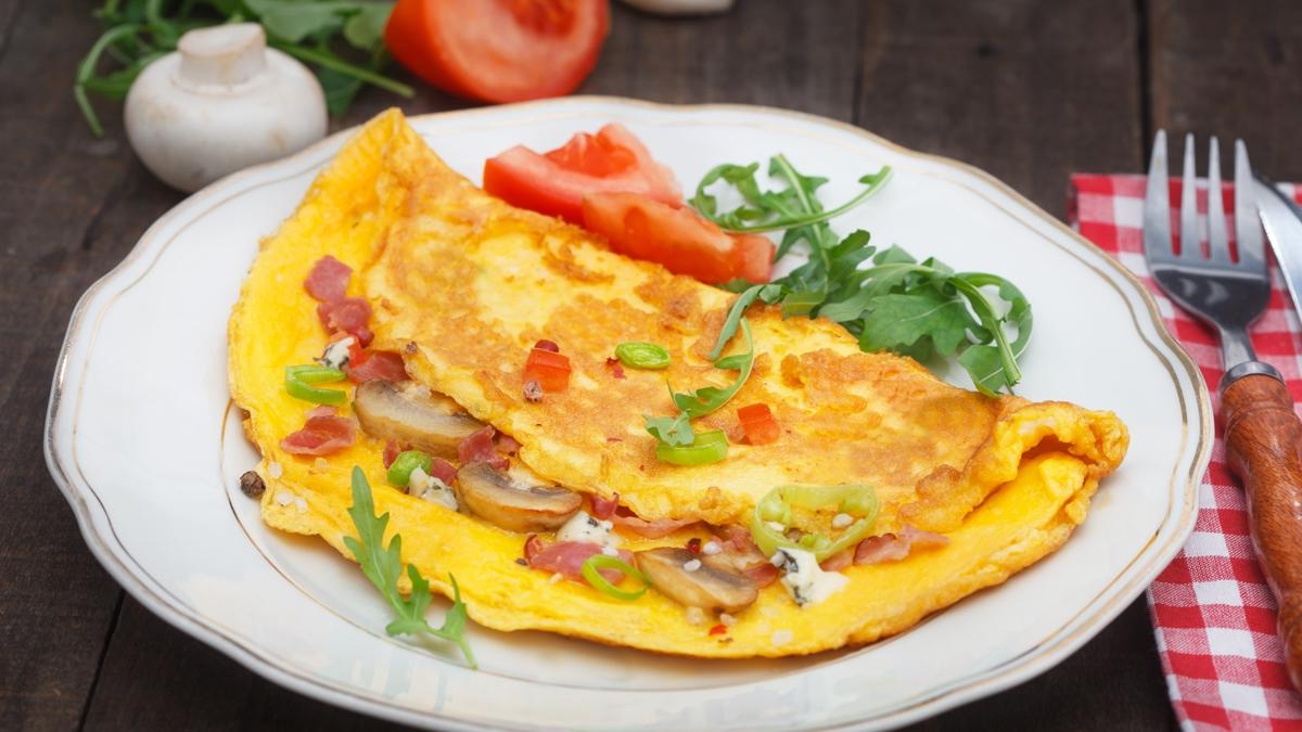 ocuklar 2. porsiyonu isteyecek! Kahvaltlk omlet tarifi: Nar gibi kzaryor
