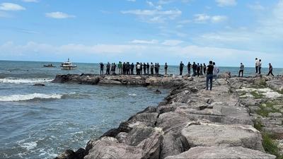 Serinlemek iin babalaryla denize girmilerdi! 10 yandaki ocuk aranyor