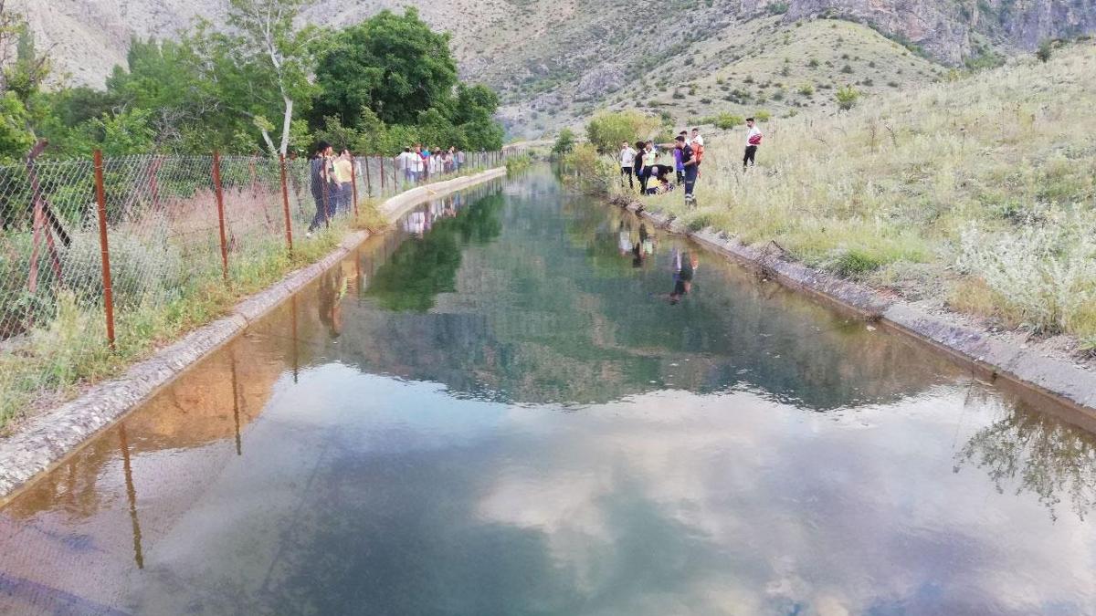 Adana'da kahreden kaza! Sulama kanalna devrilen arata baba ve iki kz yaamn yitirdi