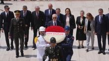 TBMM Bakan Kurtulmu ile Bakanlk Divan yeleri Antkabir'i ziyaret etti