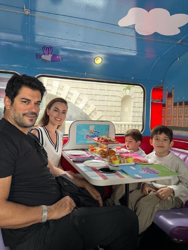 'Necla Paris'te!' Fahriye Evcen ei Burak zivit'le Fransa tatilinde