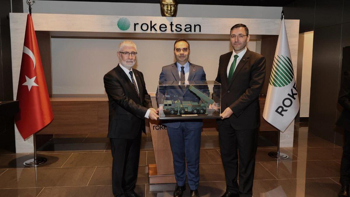 Bakan Kacr ve Roketsan yetkilileri bir araya geldi