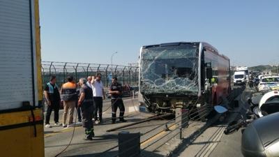 Metrobs yolunda kaza! Seyir halindeki aralar da zarar grd
