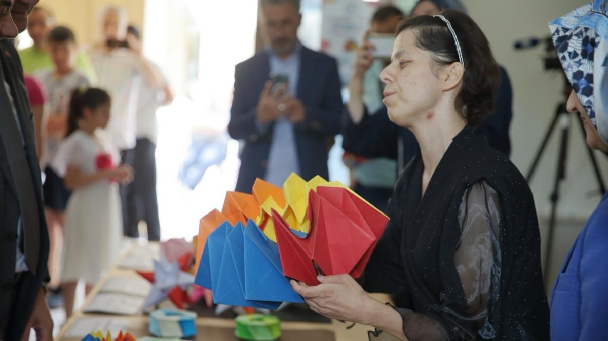 Grme engelli mzik retmeni Bilge zel, ilk origami sergisini at