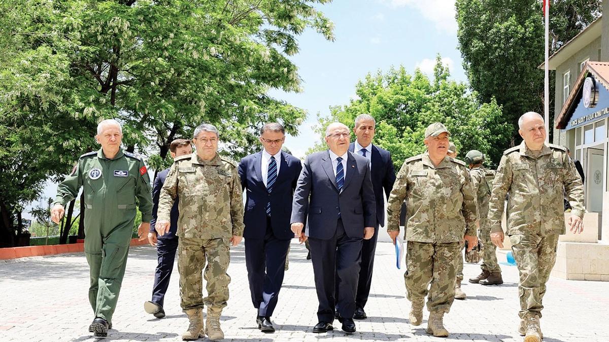 Bakan Gler ile TSK komuta kademesi ran snrnda