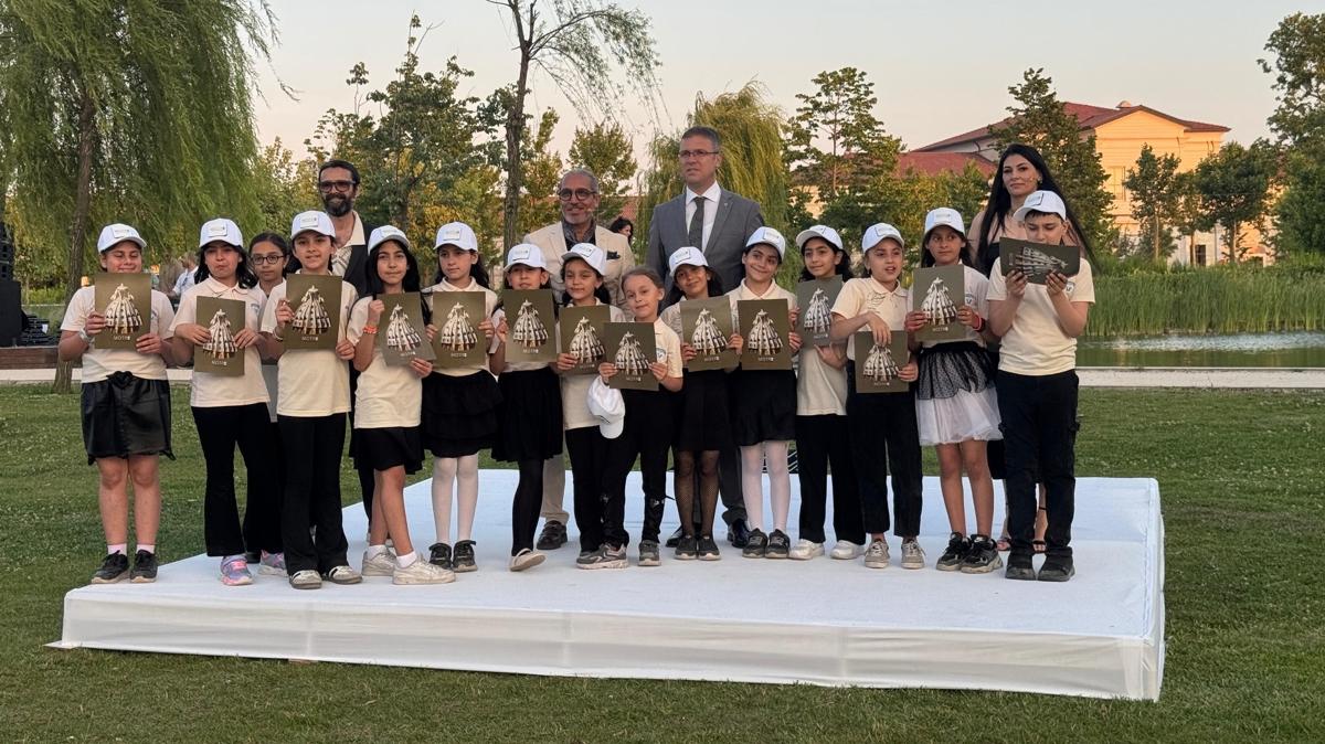 Gelecein tasarmclar Rami Ktphanesi'nde defileye imza att