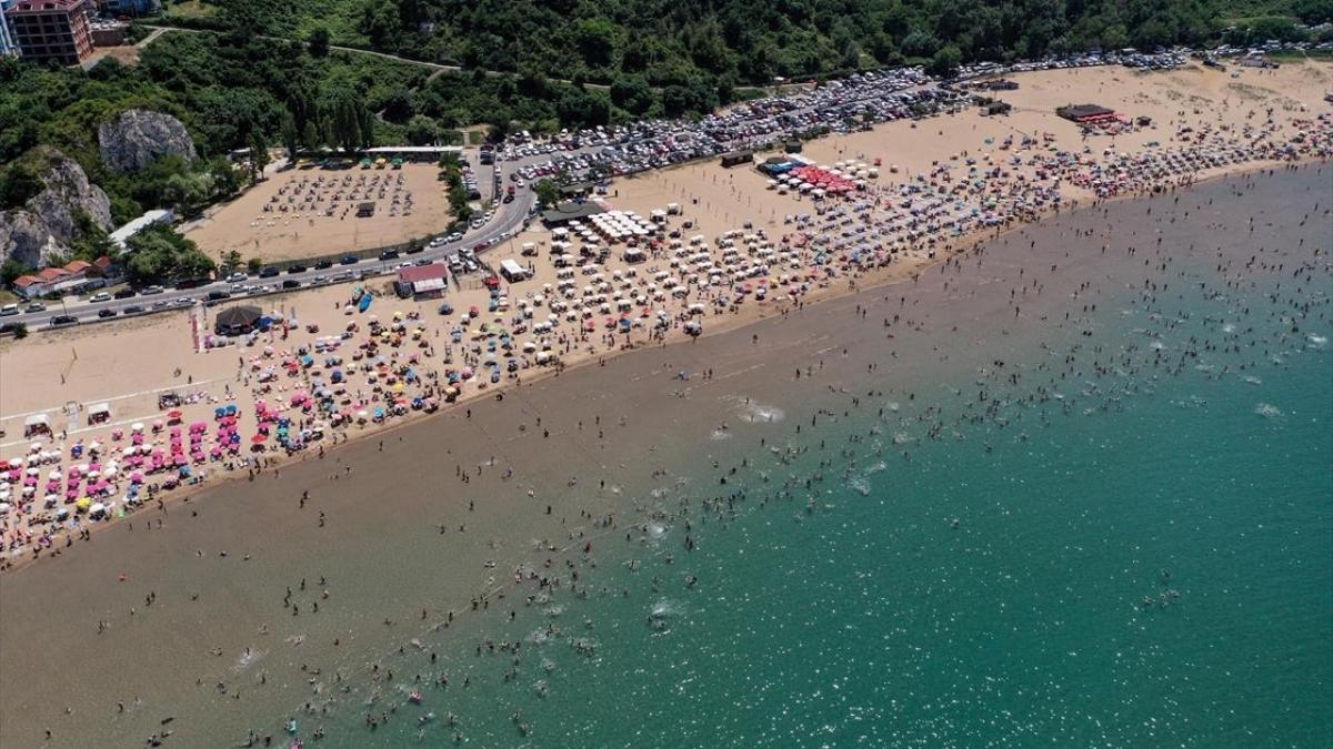 Vatandalar yazn tadn karyor: stanbul'da plajlar doldu tat