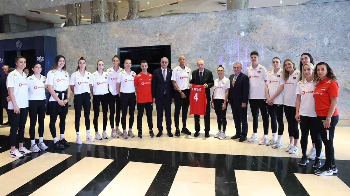 Bakan Erdoan, Kadn Voleybol Takm ile bir araya geldi