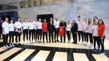 Bakan Erdoan, Kadn Voleybol Takm ile bir araya geldi