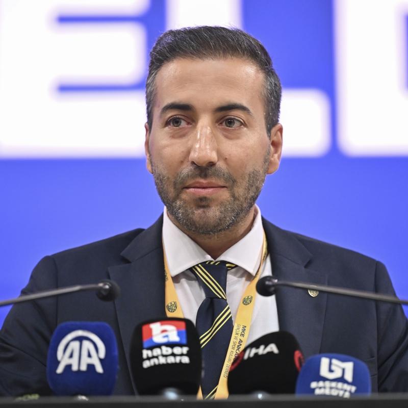 Ankaragc Bakan Gazi Ercment Tekin, basn mensuplaryla bulutu