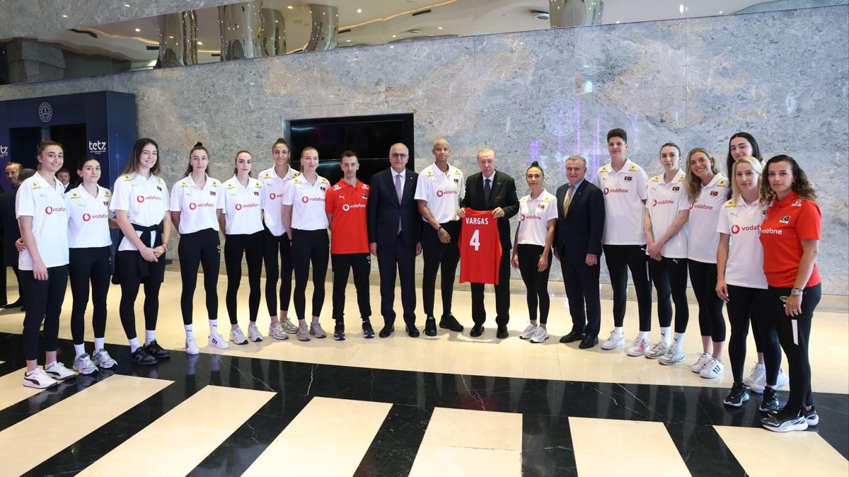 Bakan, Sultanlar'a baar diledi