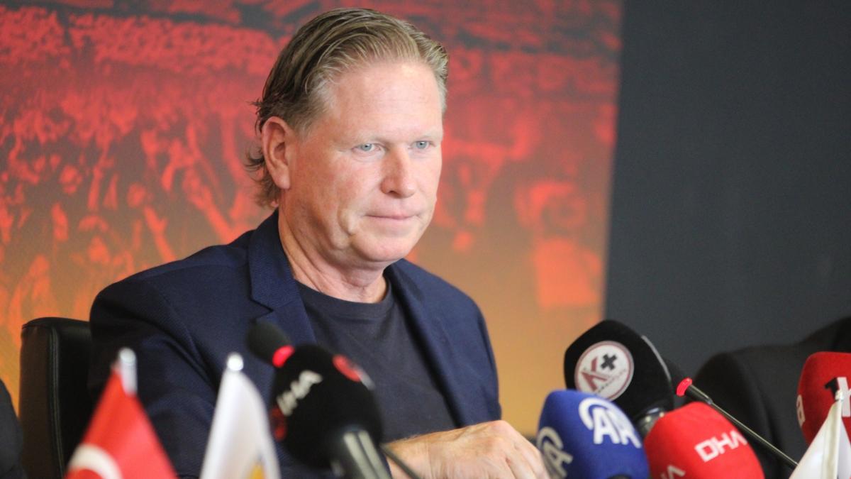 Kayserispor'da Markus Gisdol iin imza treni dzenlendi