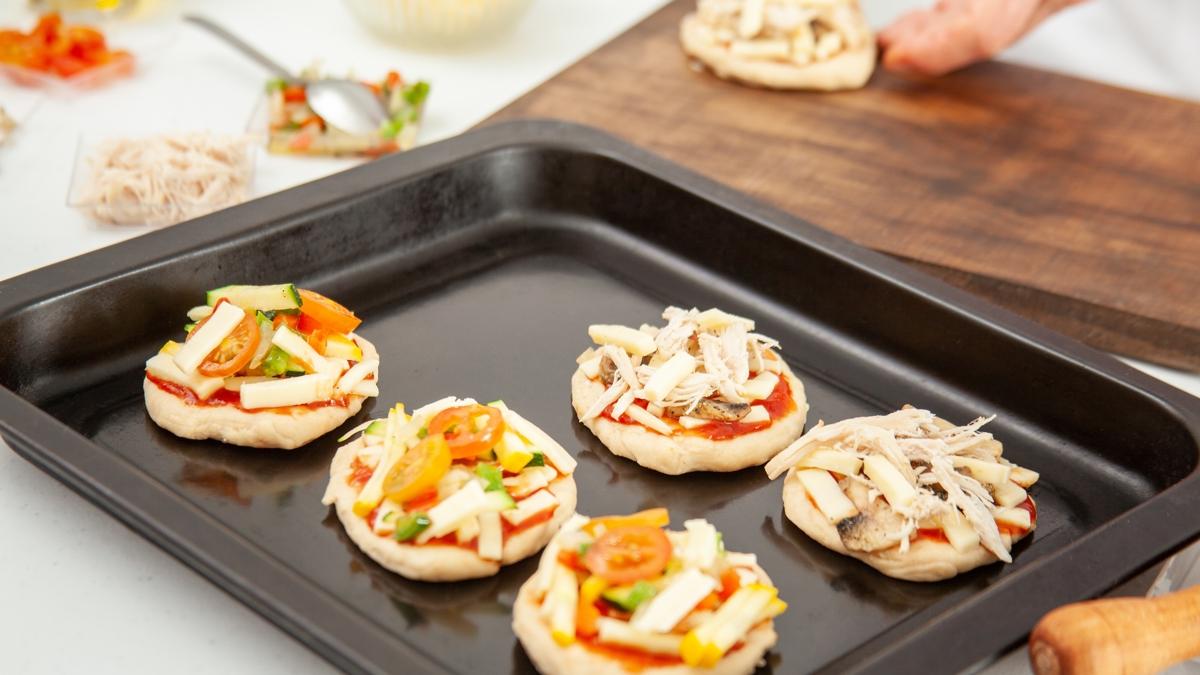 Piknie zel 15 dakikada pizza hamuru tarifi! Malzemeleri kartr, ekil ver, piir