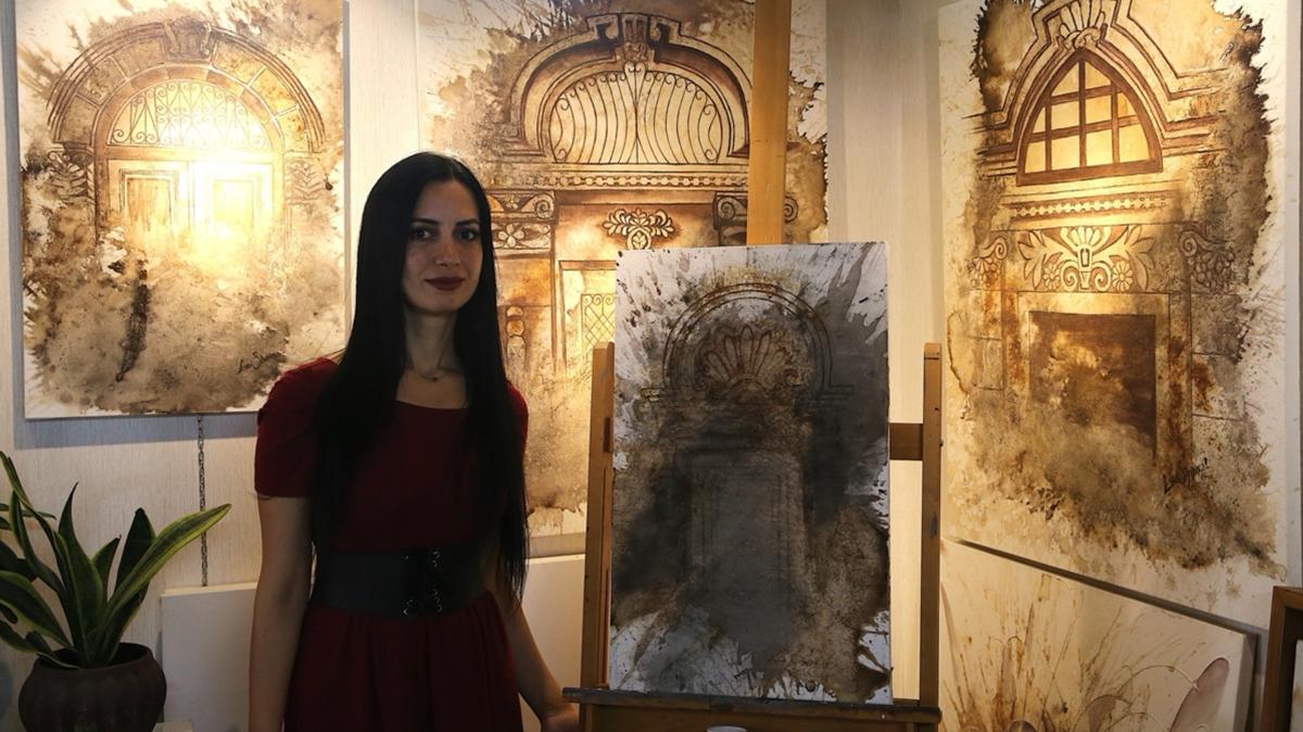 Hatayl ressam izimlerini kahve ve ay dkerek renklendiriyor