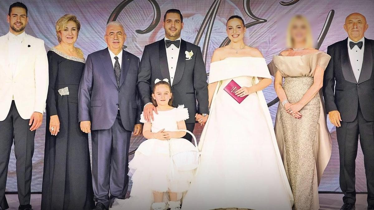 Sinan Engin kzn evlendirdi! 25 yllk ei Aye Engin dne damga vurdu