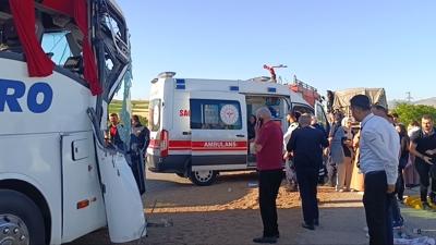 Afyonkarahisar'da yolcu otobs tra arpt: ok sayda yaral var!