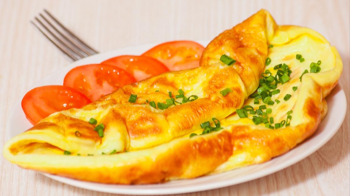 Ekmeksiz de doyuran kahvaltlk omlet tarifi! Tava tava tketeceksiniz