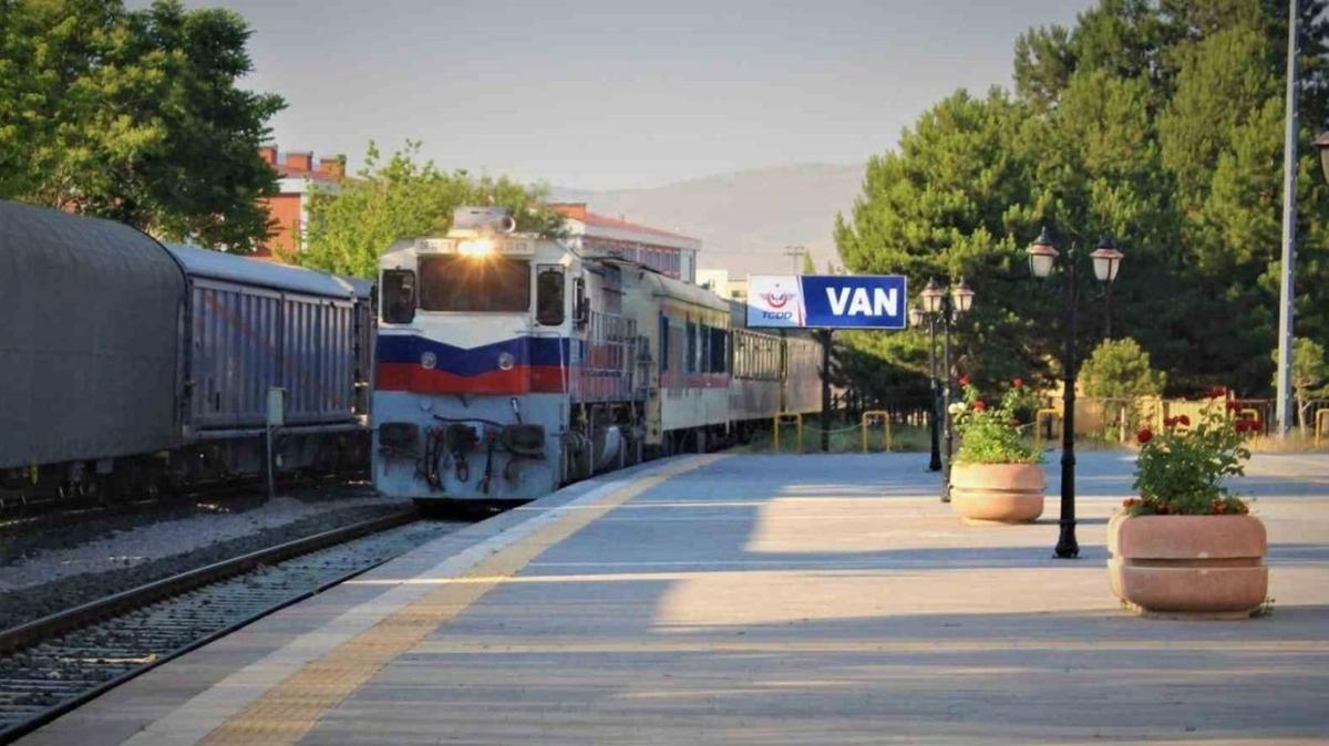 Sava, Van-Tahran tren seferlerini etkilemedi: Seferler devam ediyor