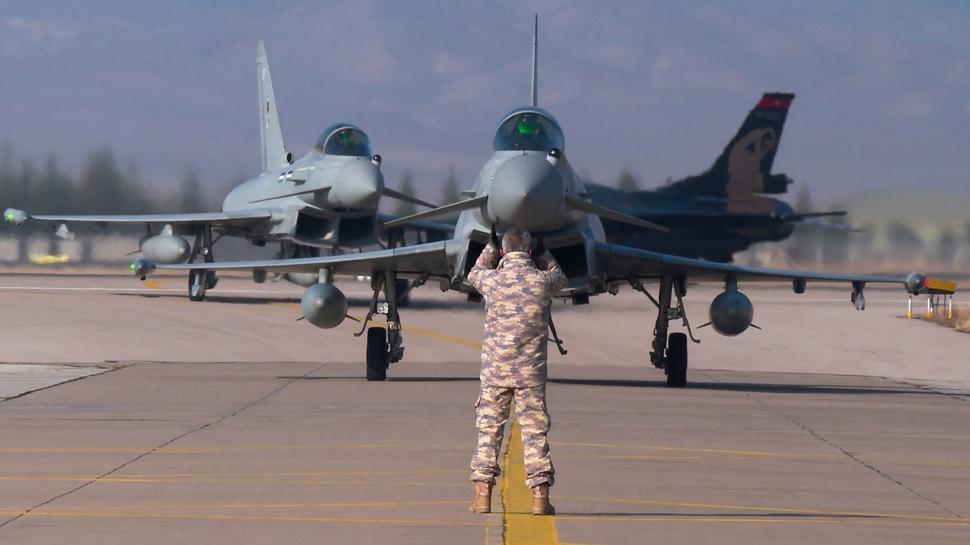 Almanya iaret fieini akt: Eurofighter'lara yeil k