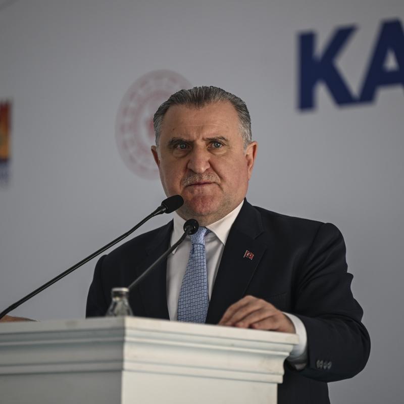 Bakan Bak, Gazi Kousu'nun galibi Ahmet elik'i tebrik etti