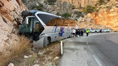 Kontrolden kan yolcu otobs kayalklara arpt
