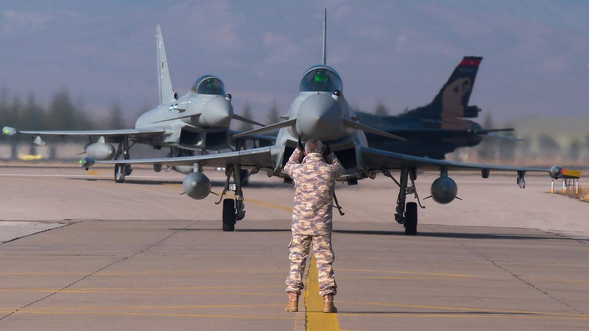 Almanya iaret fieini akt: Eurofighter'lara yeil k