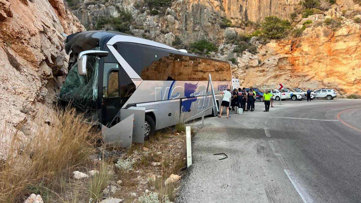 Kontrolden kan yolcu otobs kayalklara arpt