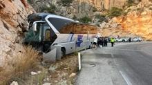 Kontrolden kan yolcu otobs kayalklara arpt