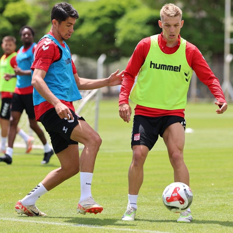Sivasspor'da gelecek sezonun mesaisi devam ediyor