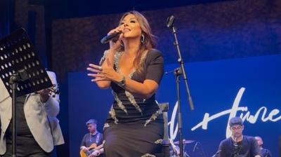 Annesinin ardndan ilk kez sahnede! Asl Hnel 'im Yanar' arksn syleyemedi