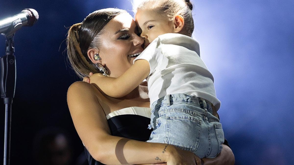 Merve zbey'den srpriz... Kz Elif ile sahneye kt
