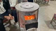 Bu ileye yaz gelmedi: Herkes denize girerken onlar soba yakyor
