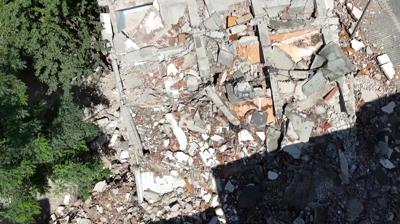 Esenyurt'ta ykm yaplan bina yola kt! O anlar cep telefonu kameras ile grntlendi