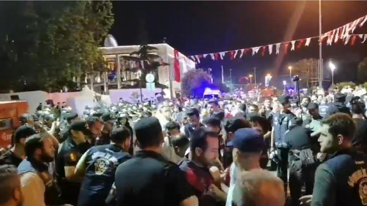 Sarahanede irkin provokasyon... Yine polise saldrdlar