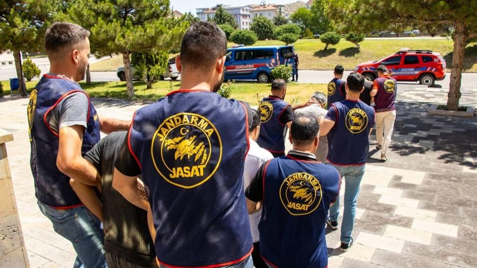 Cesedi arazide battaniyeye sarl halde bulunmutu... Kan donduran gerek ortaya kt
