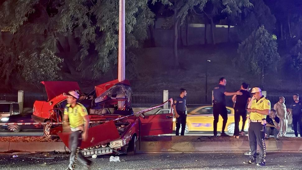 Eypsultan'da korkun kaza! Diree arpan otomobil ikiye blnd