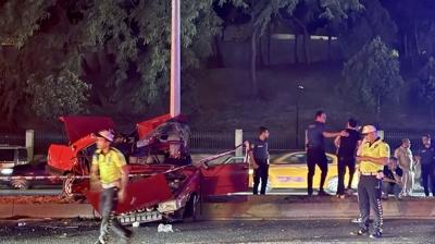 Eypsultan'da korkun kaza! Diree arpan otomobil ikiye blnd