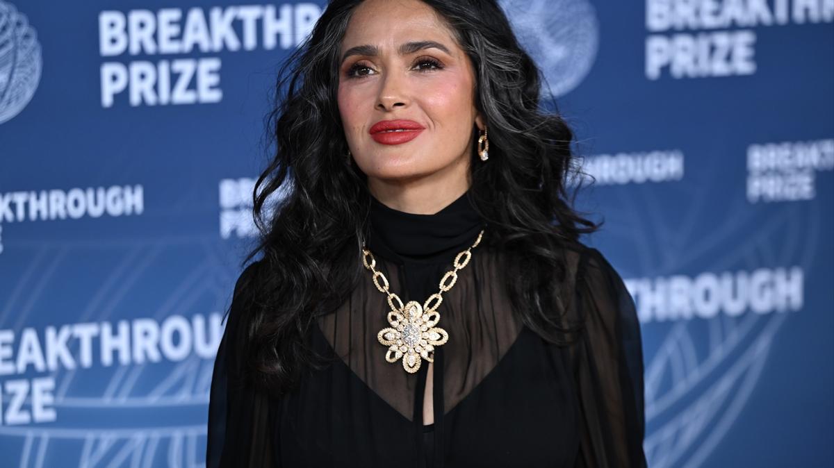 Salma Hayek'ten doaya ka... Evinde horoz ve tavuk besledi