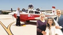 Dnya turu heyecan ksa srd... Pilot ve kadn yolcu iin zamanla yar